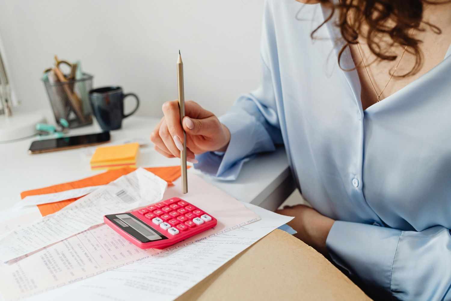 Una mujer calcula cuánto subirá su hipoteca en función del euríbor / PEXELS