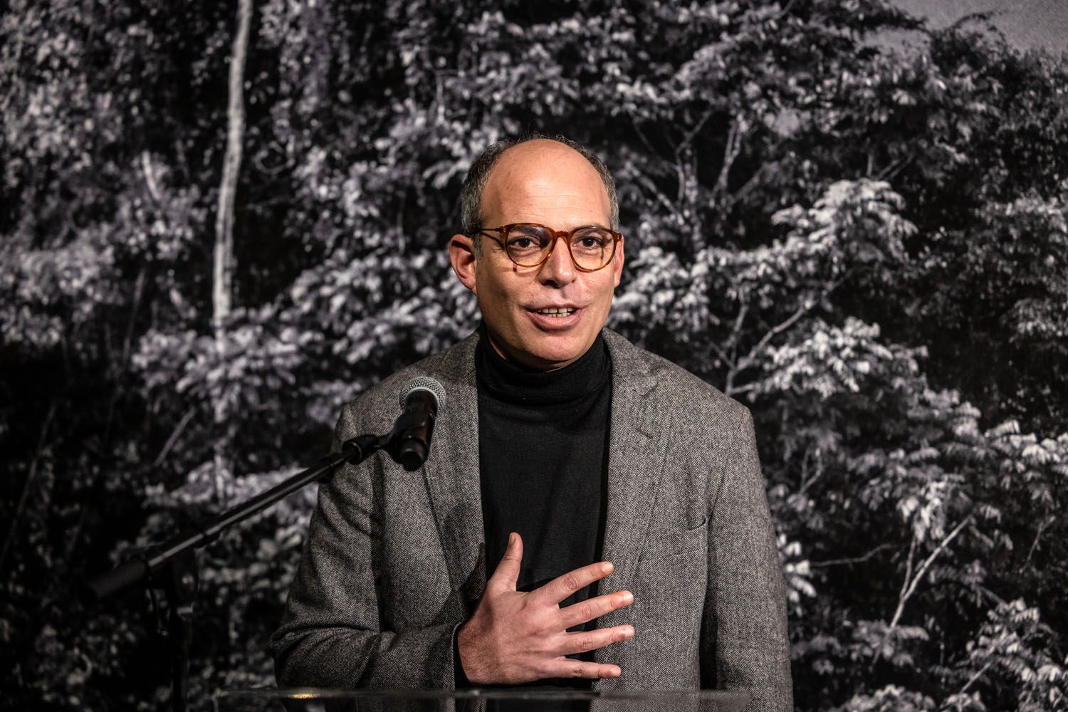 César Martínez Useros, director de La Fábrica, en la rueda de prensa de la exposición 'Amazônia' de Sebastiâo Salgado / CEDIDA