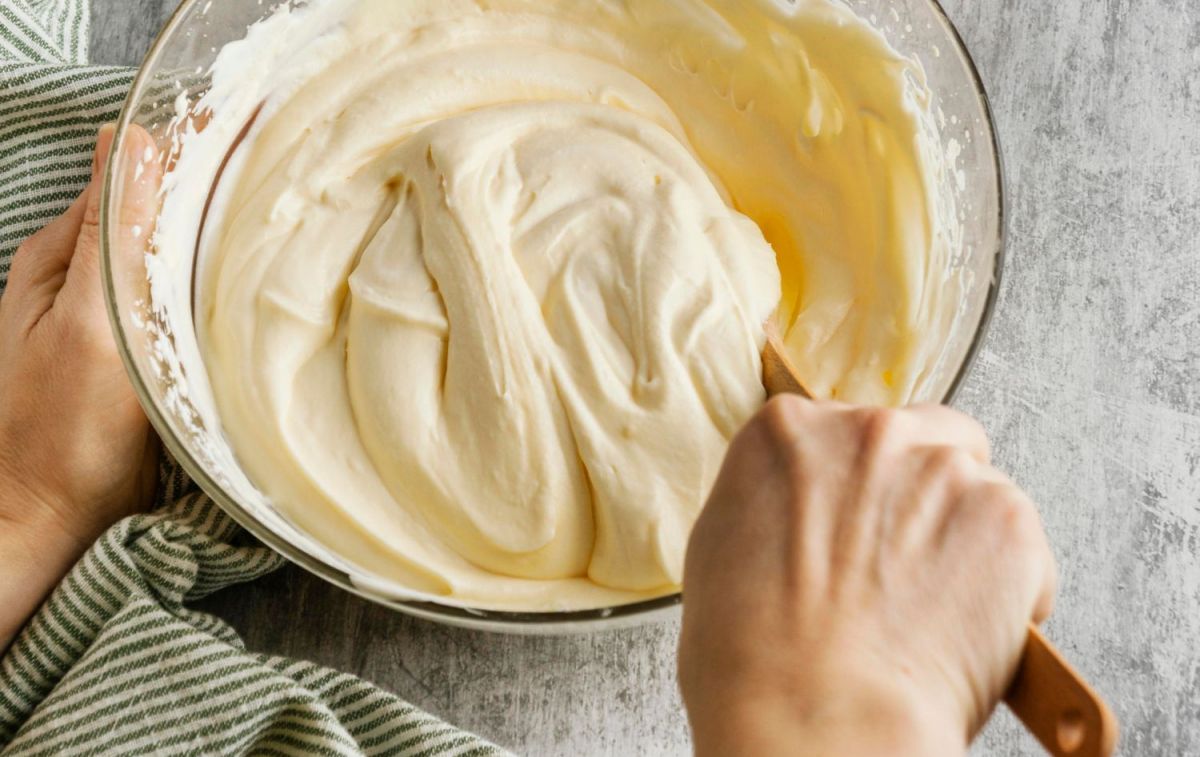 Una persona prepara un postre / FREEPIK Una persona prepara un postre / FREEPIK