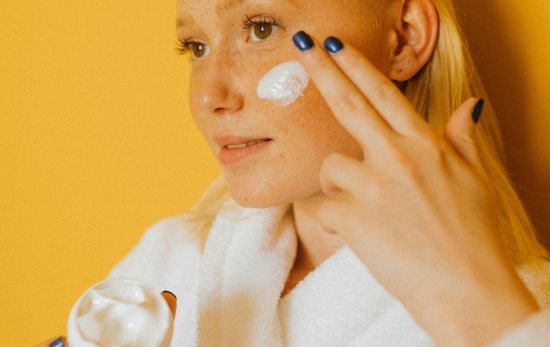 Una chica aplicándose una crema como al de Mercadona/ PEXELS Una chica aplicándose una crema como al de Mercadona/ PEXELS
