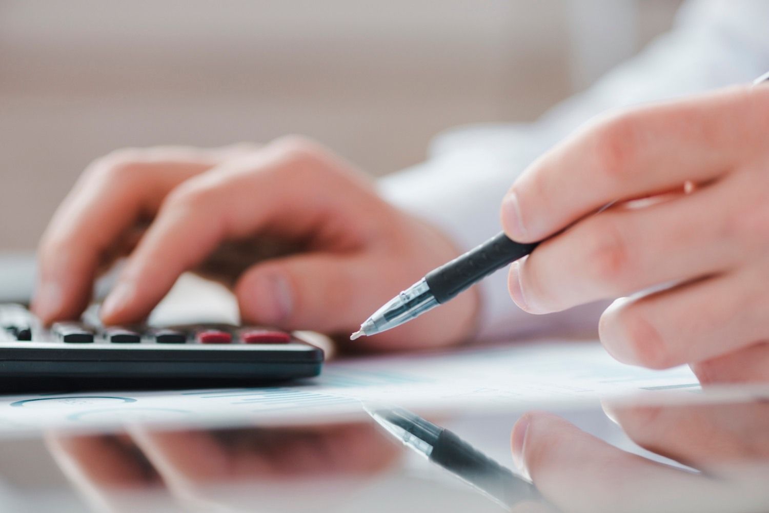Una persona utiliza una calculadora para conocer su renta máxima / FREEPIK