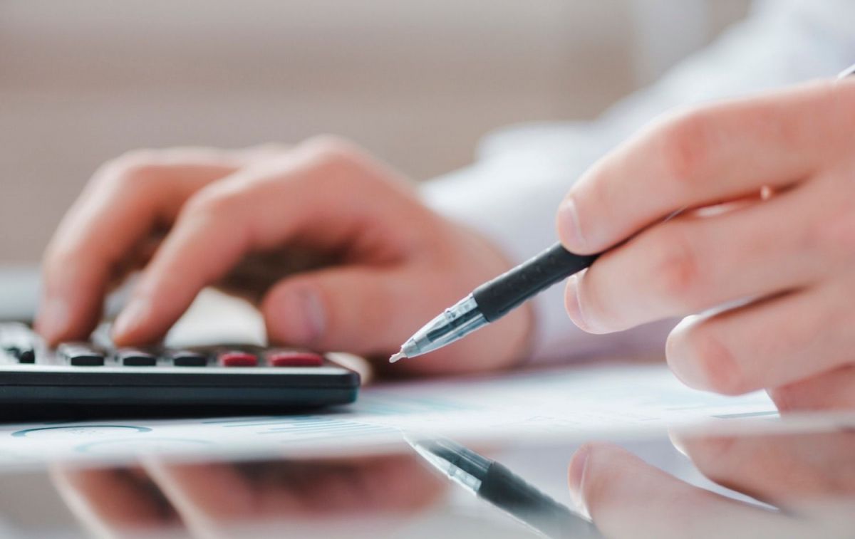 Una persona utiliza una calculadora para conocer su renta máxima / FREEPIK Una persona utiliza una calculadora para conocer su renta máxima / FREEPIK