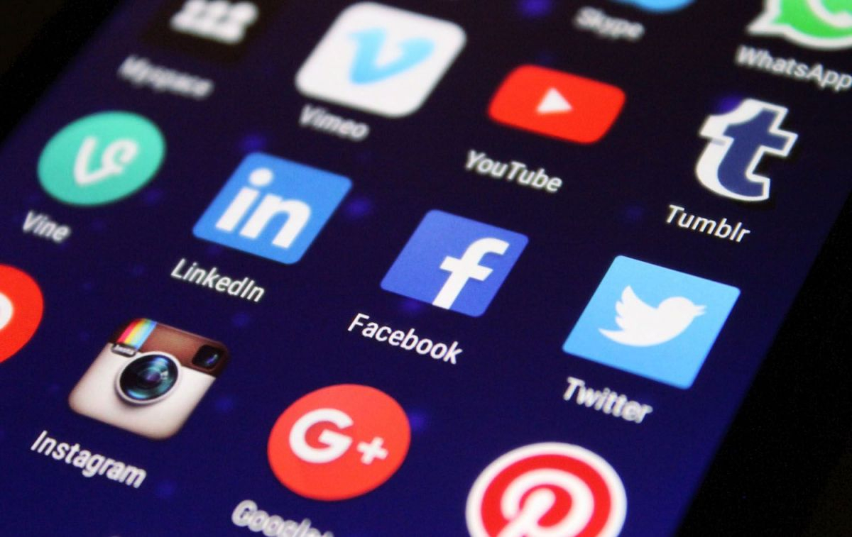 Twitter, Instagram, Facebook y otras aplicaciones en la pantalla de un teléfono móvil / PEXELS