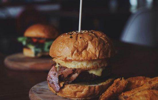 Hamburguesa de carne madurada/ PEXELS Hamburguesa de carne madurada/ PEXELS