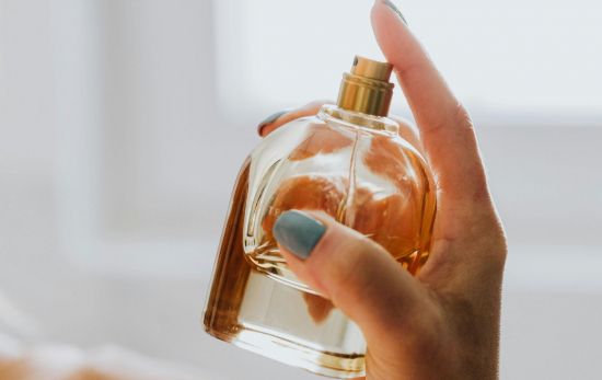 Una mujer se aplica un perfume con notas 'oud' / PEXELS Una mujer se aplica un perfume con notas 'oud' / PEXELS