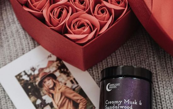 Rosas en una caja y una vela con aroma a sándalo/PEXELS Rosas en una caja y una vela con aroma a sándalo/PEXELS