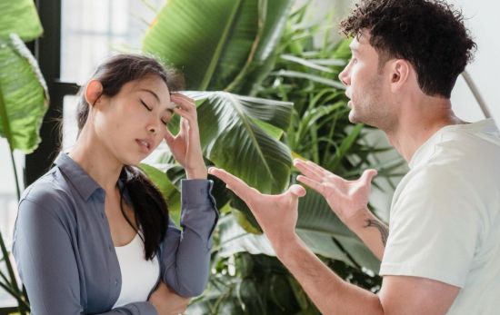 Una pareja tiene una discusión/ PEXELS Una pareja tiene una discusión/ PEXELS