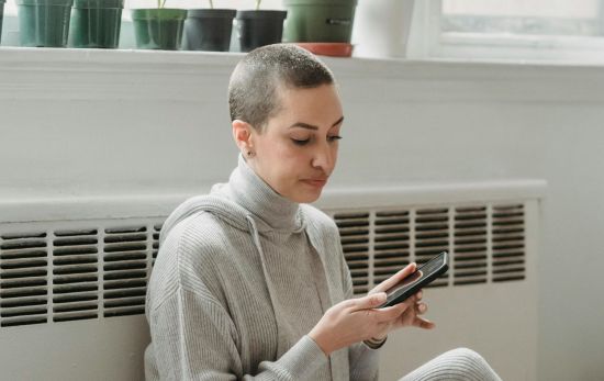 Una mujer revisa su factura del gas al lado de su radiador/ PEXELS Una mujer revisa su factura del gas al lado de su radiador/ PEXELS