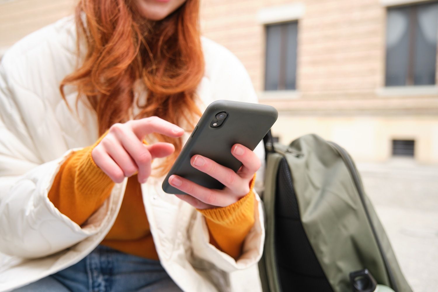  Una chica desactiva notificaciones de su móvil / FREEPIK - benzoix