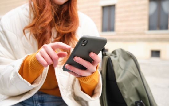 Una chica desactiva notificaciones de su móvil / FREEPIK - benzoix Una chica desactiva notificaciones de su móvil / FREEPIK - benzoix