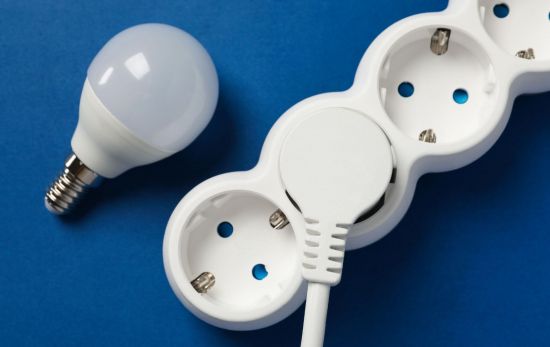 Imagen de archivo de una regleta tradicional para ordenar cables / Canva Imagen de archivo de una regleta tradicional para ordenar cables / Canva