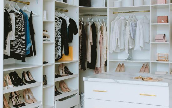Un armario ordenado con ropa femenina/ PEXELS Un armario ordenado con ropa femenina/ PEXELS
