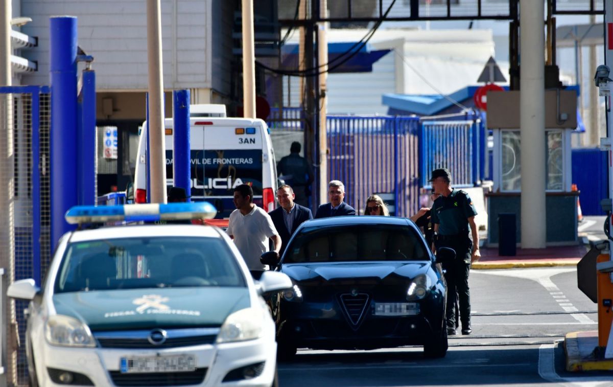 El delegado del gobierno en Ceuta, Rafael García Rodríguez (3d), en las inmediaciones de la frontera del Tarajal antes de la tercera prueba piloto de la futura aduana comercial entre España y Marruecos, a 25 de mayo de 2023 El delegado del gobierno en Ceuta, Rafael García Rodríguez (3d), en las inmediaciones de la frontera del Tarajal antes de la tercera prueba piloto de la futura aduana comercial entre España y Marruecos, a 25 de mayo de 2023