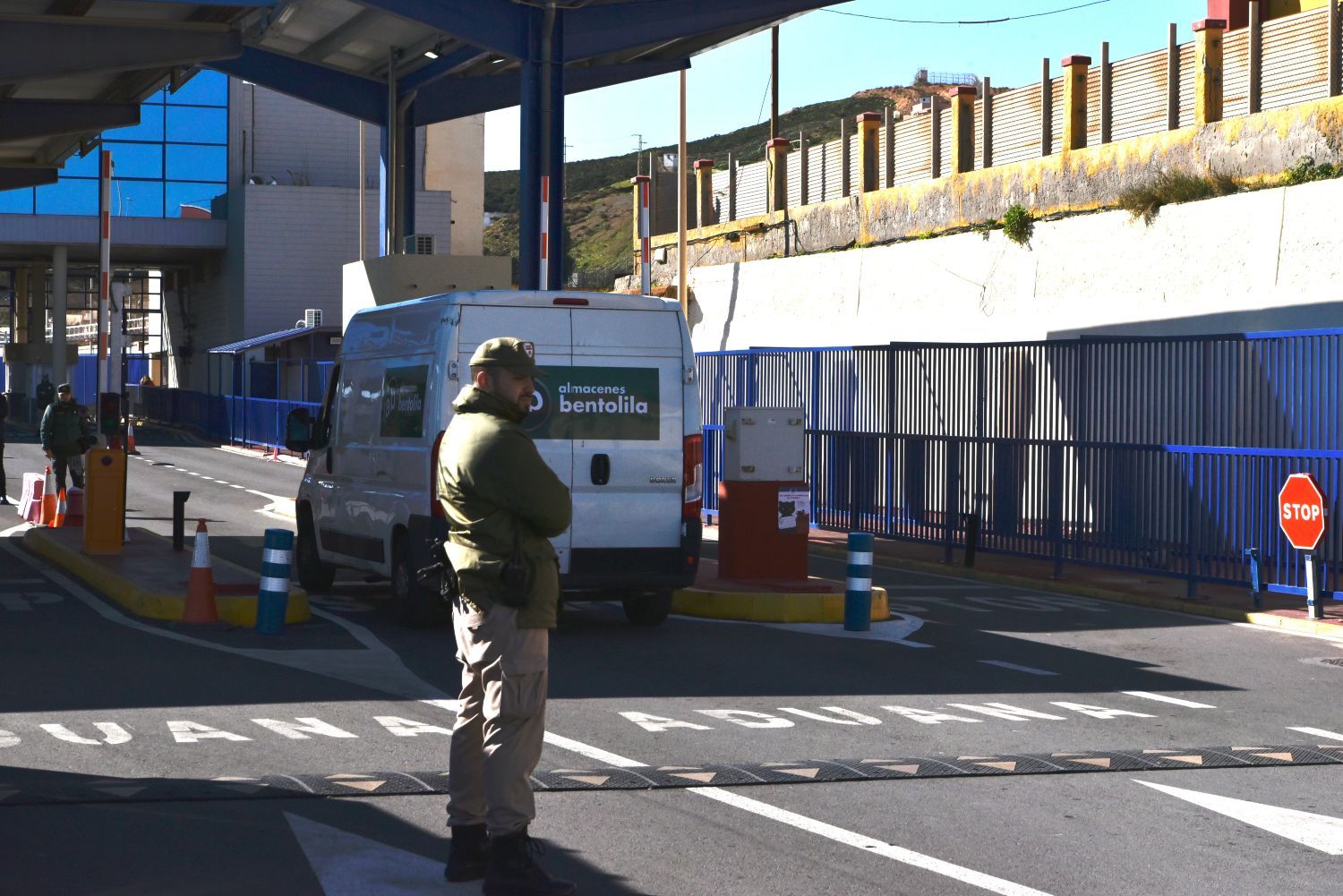 Un vigilante de seguridad durante la entrada de una furgoneta que ha pasado el control de aduanas / EROPA PRESS - ANTONIO SEMPERE