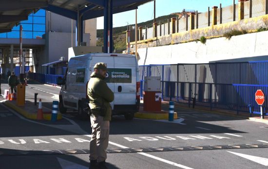 Un vigilante de seguridad durante la entrada de la furgoneta que ha pasado a Marruecos tras pasar el control de aduanas / EROPA PRESS - ANTONIO SEMPERE Un vigilante de seguridad durante la entrada de la furgoneta que ha pasado a Marruecos tras pasar el control de aduanas / EROPA PRESS - ANTONIO SEMPERE