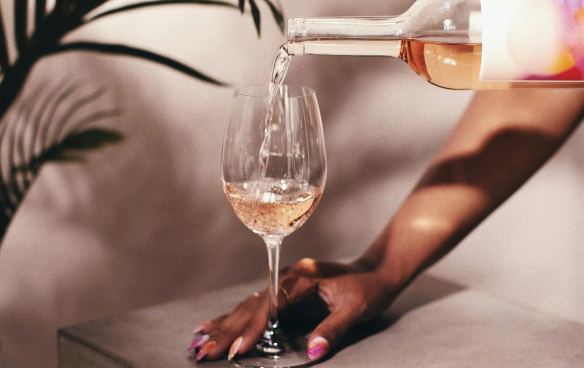 Una persona se sirve un rosé / UNSPLASH Una persona se sirve un rosé / UNSPLASH