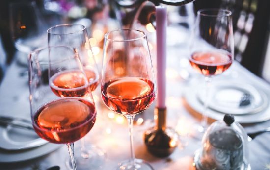 Copas con vino rosado / PIXABAY - kaboompics Copas con vino rosado / PIXABAY - kaboompics