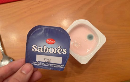 Yogur con moho de Lidl / CEDIDA Yogur con moho de Lidl / CEDIDA