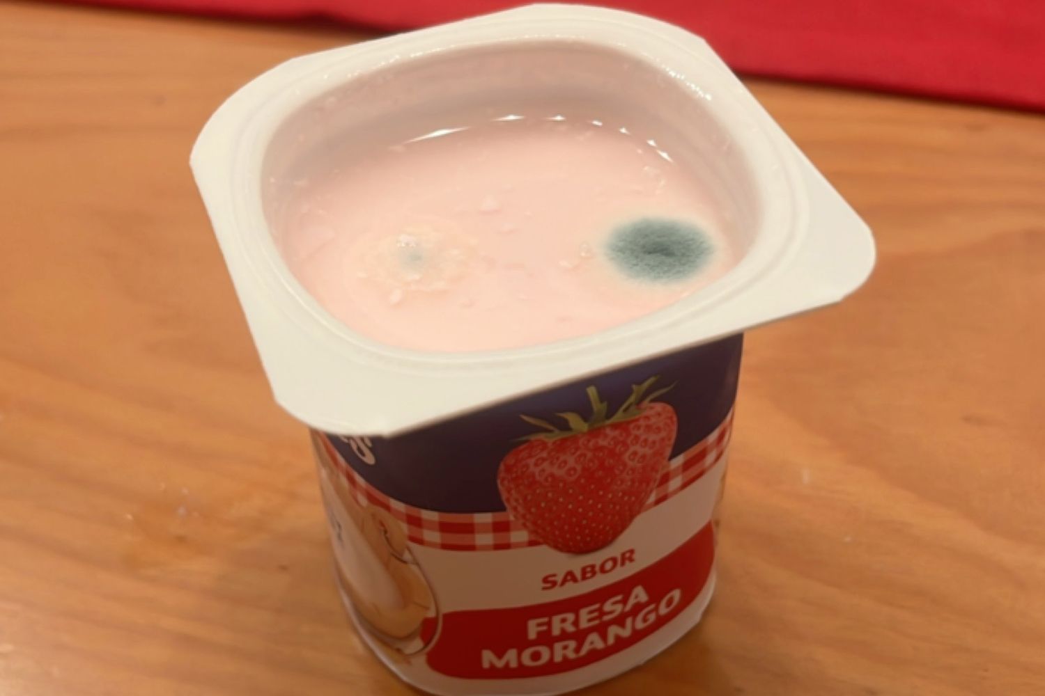 Yogur con moho de Lidl / CEDIDA Yogur con moho de Lidl / CEDIDA