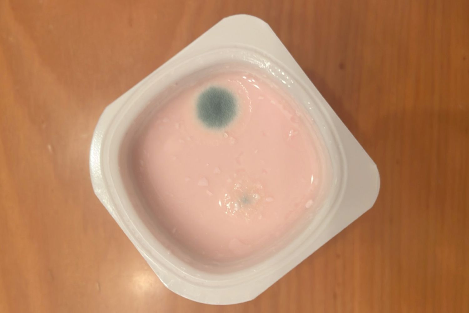 Yogur con moho de Lidl / CEDIDA Yogur con moho de Lidl / CEDIDA