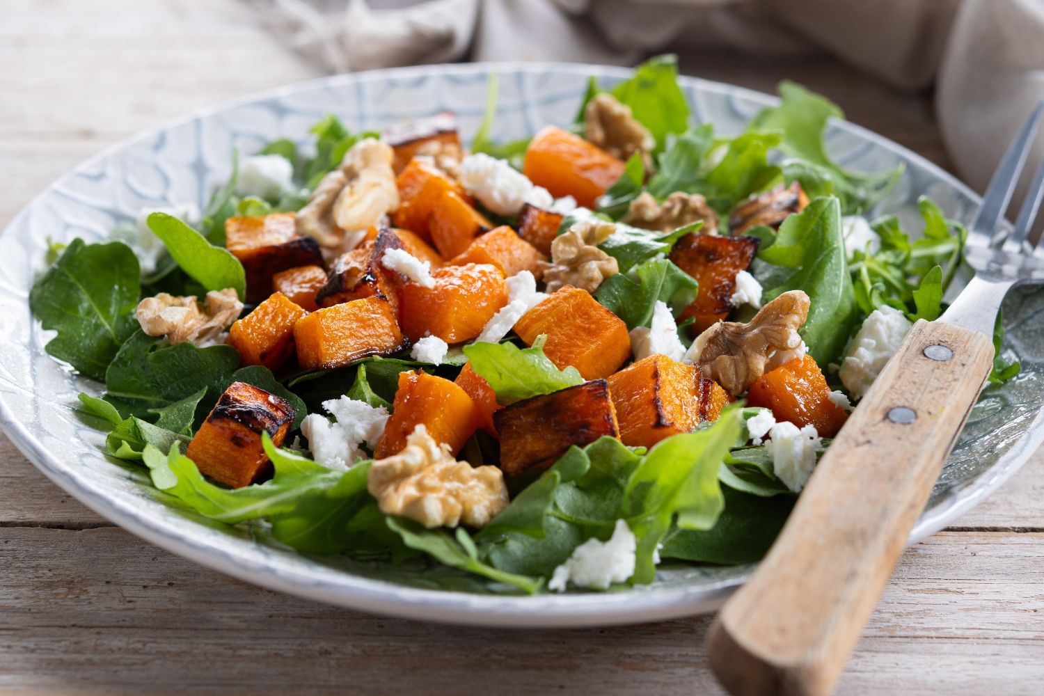 Ensalada con nueces y calabaza como topping / FREEPIK - chandlervid85 Ensalada con nueces y calabaza como topping / FREEPIK - chandlervid85