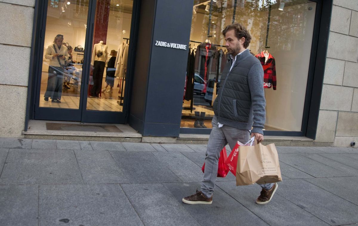 Un consumidor camina por la calle tras hacer unas compras / EUROPA PRESS - JESÚS HELLIN Un consumidor camina por la calle tras hacer unas compras / EUROPA PRESS - JESÚS HELLIN