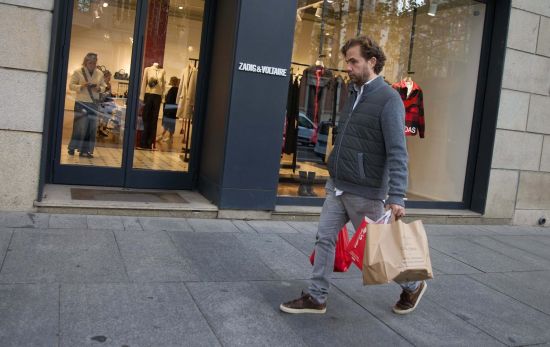 Un consumidor camina por la calle tras hacer unas compras / EUROPA PRESS - JESÚS HELLIN Un consumidor camina por la calle tras hacer unas compras / EUROPA PRESS - JESÚS HELLIN