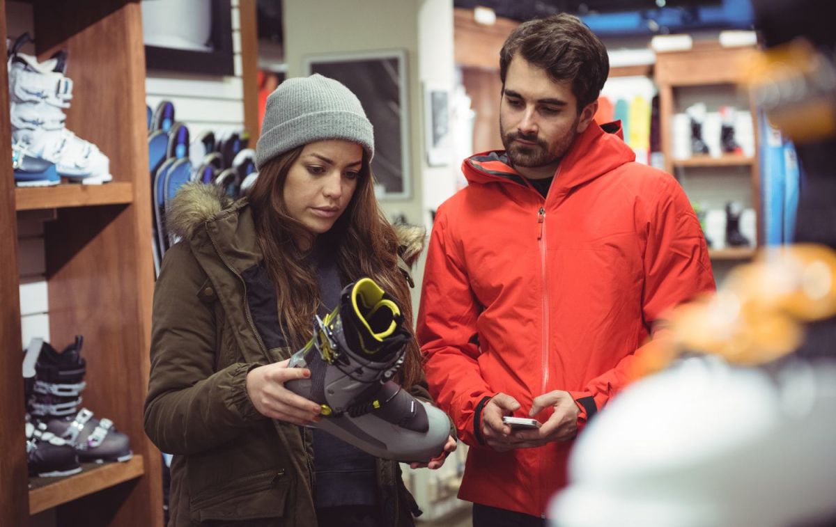 Dos personas miran calzado de esquí en una tienda / FREEPIK - wavebreakmedia_micro Dos personas miran calzado de esquí en una tienda / FREEPIK - wavebreakmedia_micro