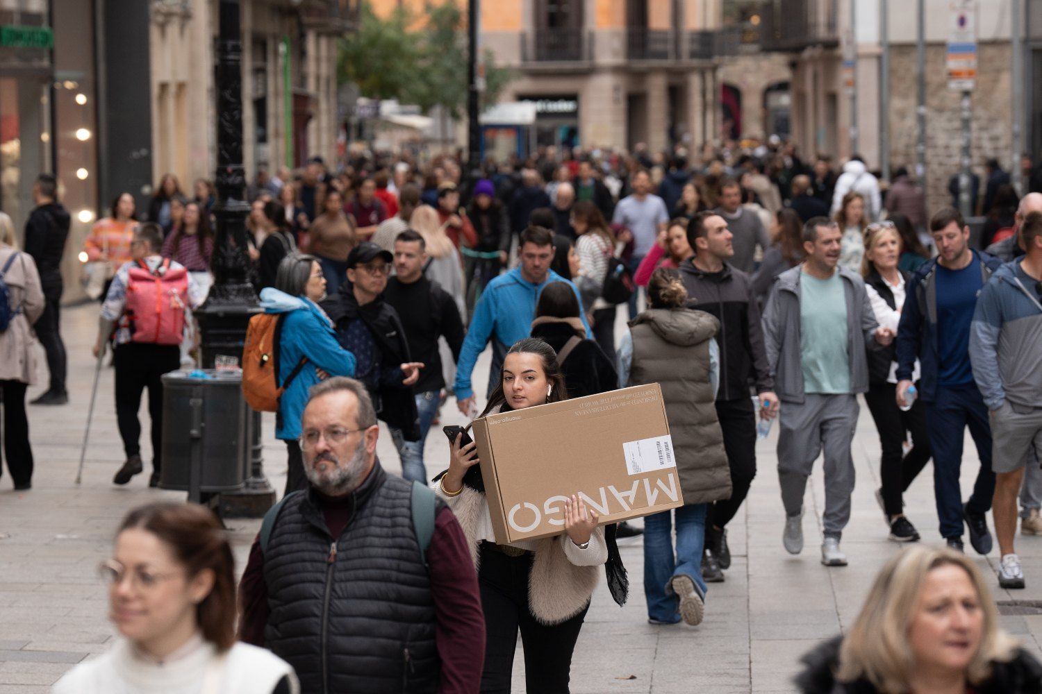 Una joven sujeta una caja de una tienda de ropa durante la campaña de rebajas de Navidad / EUROPA PRESS - DAVID ZORRAKINO Una joven sujeta una caja de una tienda de ropa durante la campaña de rebajas de Navidad / EUROPA PRESS - DAVID ZORRAKINO