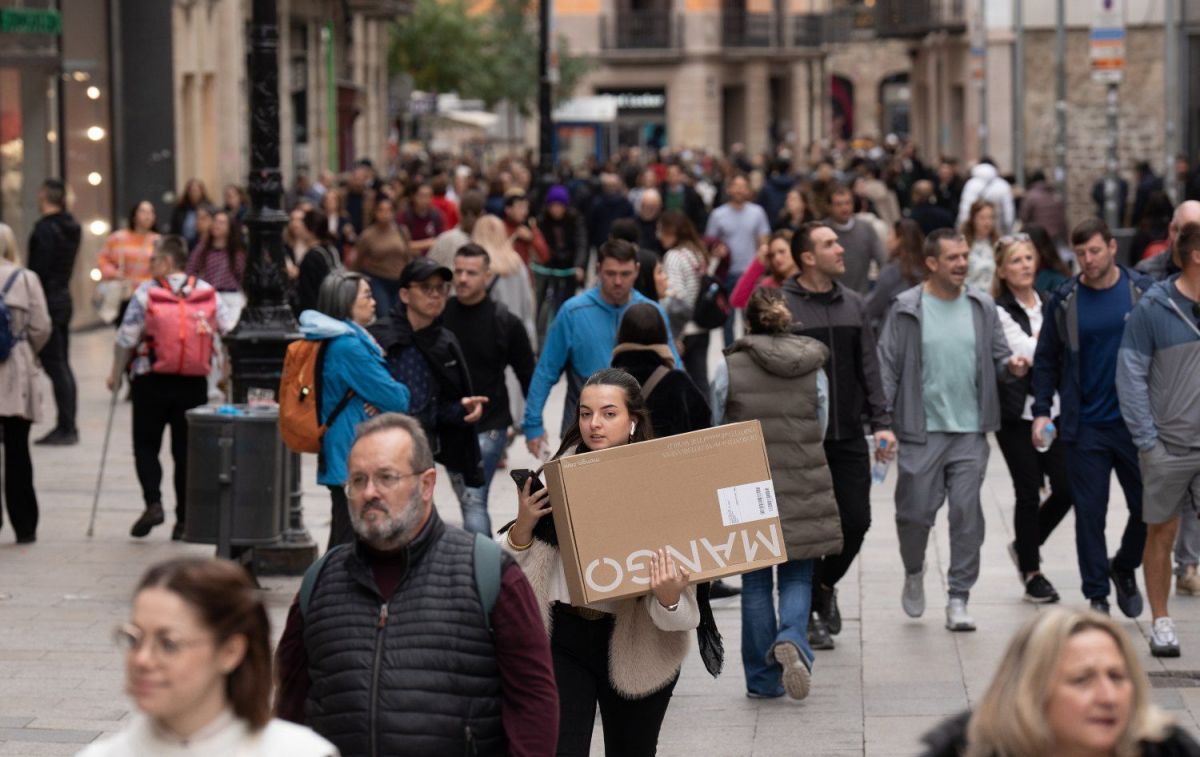 Una joven sujeta una caja de una tienda de ropa durante la campaña de rebajas de Navidad / EUROPA PRESS - DAVID ZORRAKINO Una joven sujeta una caja de una tienda de ropa durante la campaña de rebajas de Navidad / EUROPA PRESS - DAVID ZORRAKINO