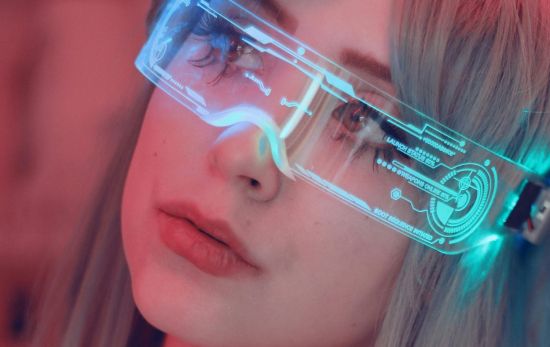 Una mujer con gafas que funcionan por IA /PEXELS Una mujer con gafas que funcionan por IA /PEXELS