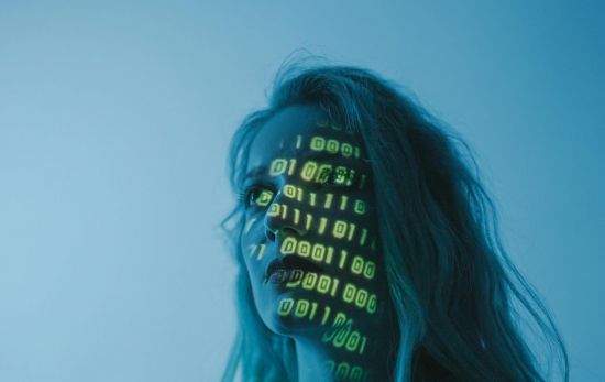 Una chica con el reflejo de datos digitales en el rostro/ PEXELS Una chica con el reflejo de datos digitales en el rostro/ PEXELS