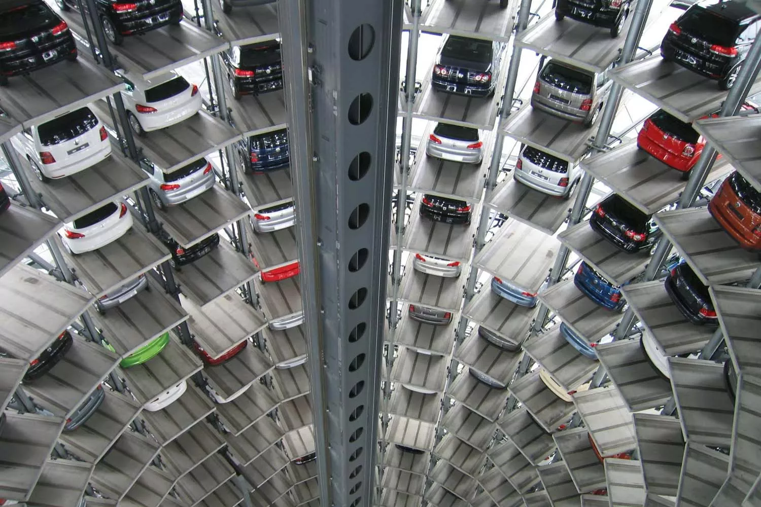 Coches en un estacionamiento elevado de Volkswagen PEXELS