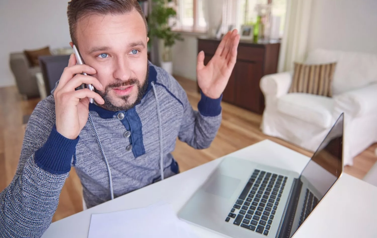 Una persona intenta contactar con un servicio de atención al cliente / FREEPIK - gpointstudio Una persona intenta contactar con un servicio de atención al cliente / FREEPIK - gpointstudio