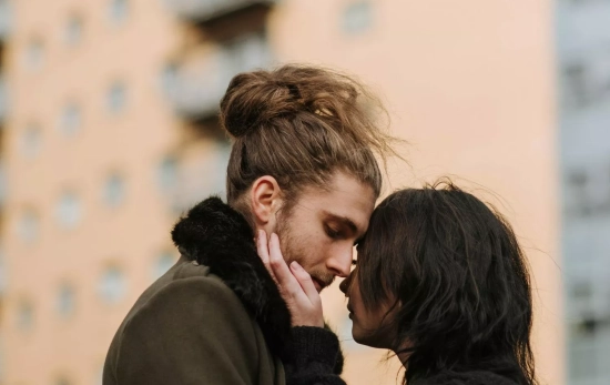 Una pareja a punto de darse un beso /PEXELS Una pareja a punto de darse un beso /PEXELS