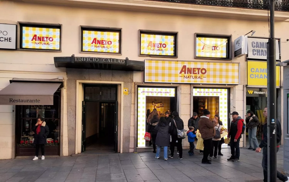 La tienda efímera de Aneto en la plaza de Callao / CG La tienda efímera de Aneto en la plaza de Callao / CG