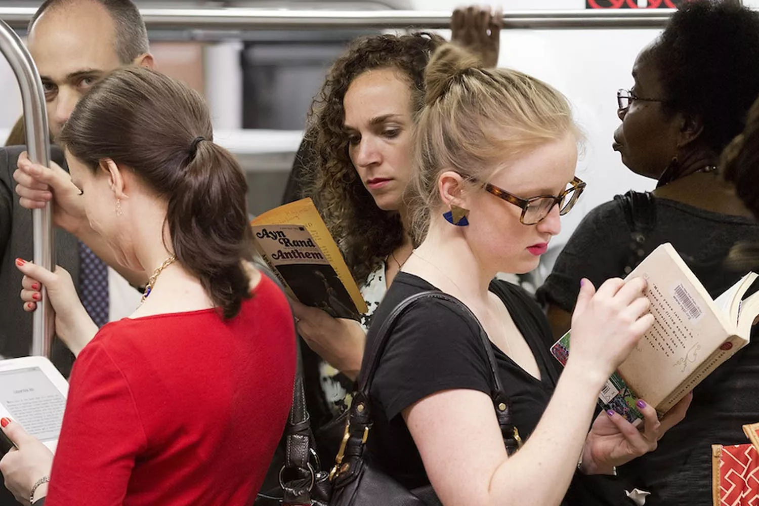Personas con best sellers en el Metro / PAULO GARCÍA CONDE