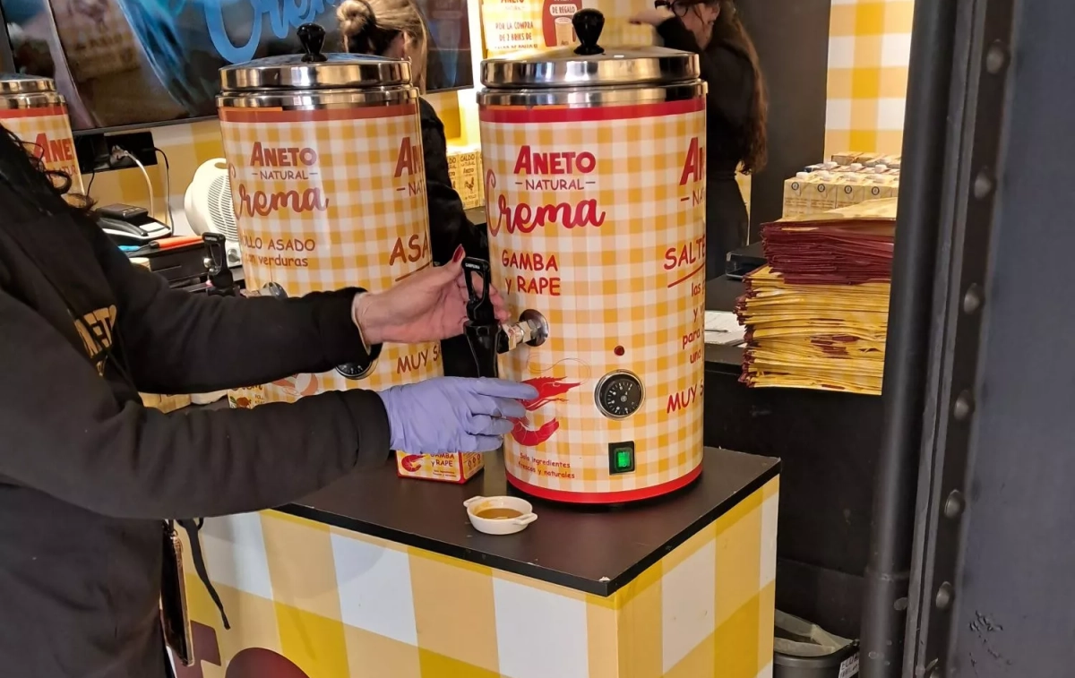 Una persona sirve crema dentro de la tienda / CG Una persona sirve crema dentro de la tienda / CG