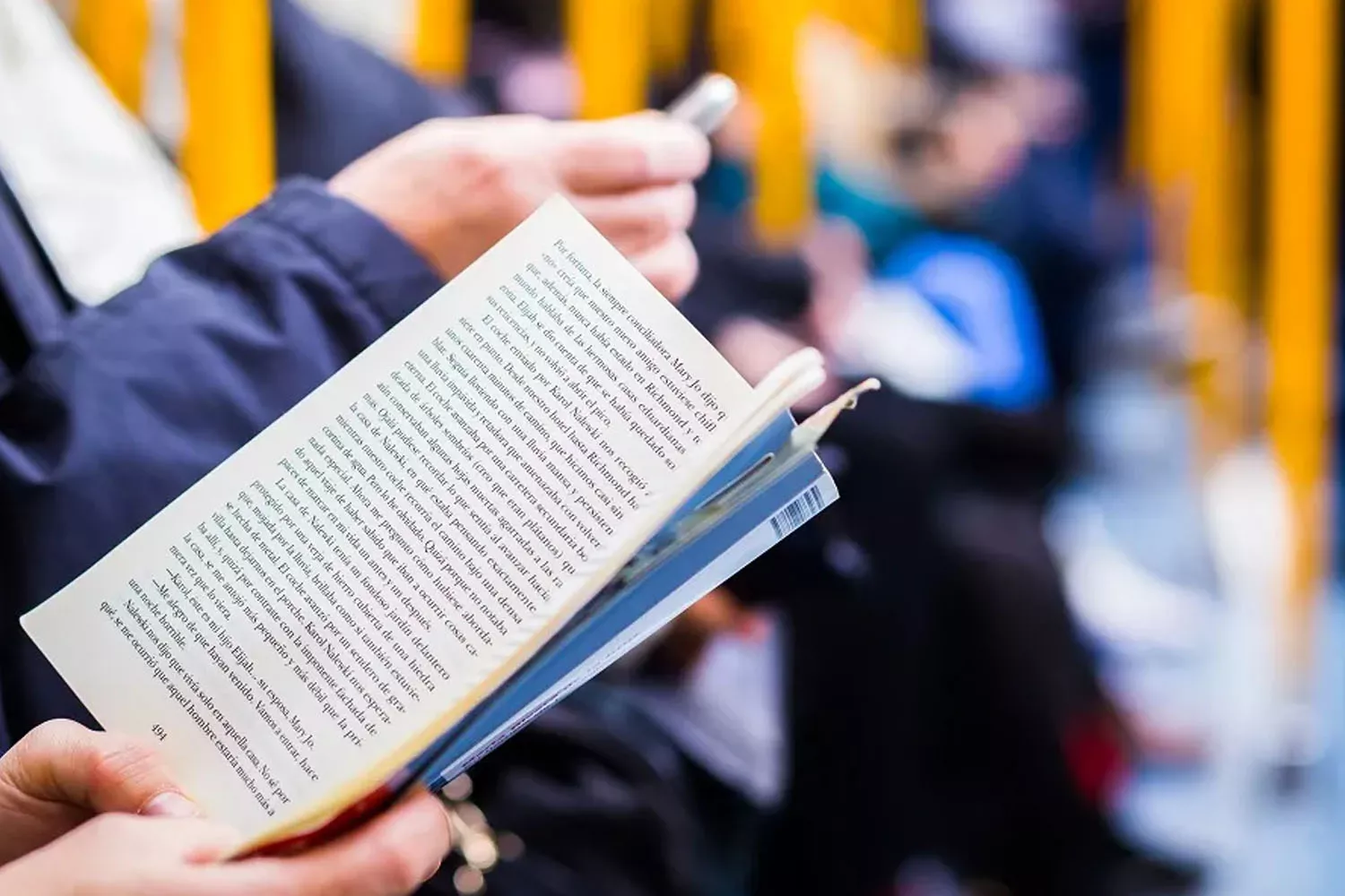 Personas con libros en el Metro de Madrid MdM