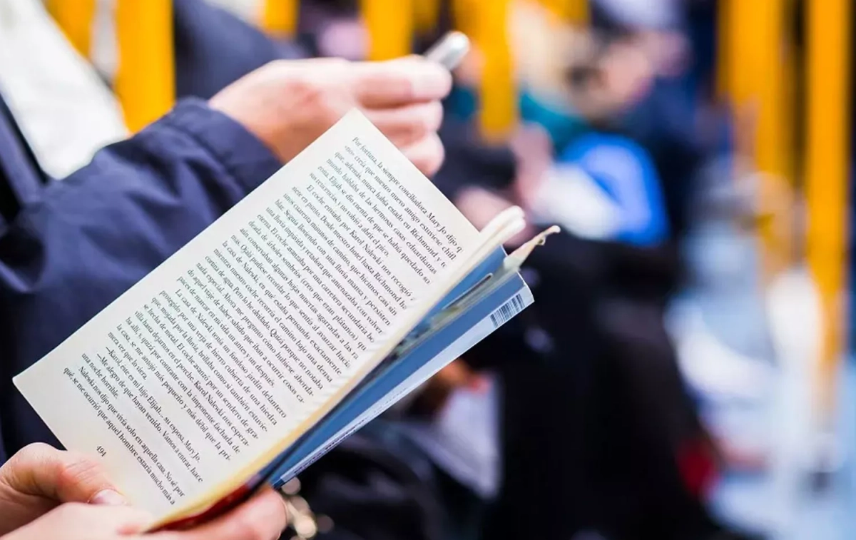 Personas con libros en el Metro de Madrid Personas con libros en el Metro de Madrid