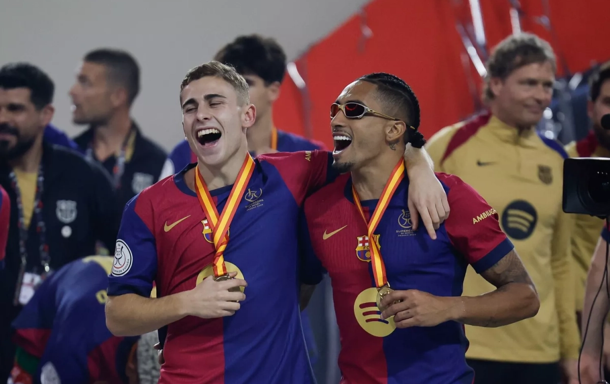 Los jugadores del FC Barcelona Fermín (i) y Raphinha (d) Alberto Estévez EFE