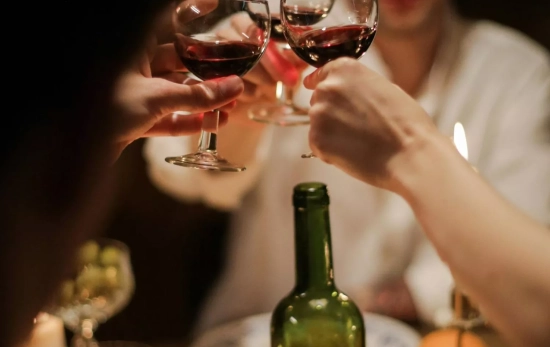 Una cena entre desconocidos como las organizadas por 'Timeleft'/ PEXELS Una cena entre desconocidos como las organizadas por 'Timeleft'/ PEXELS