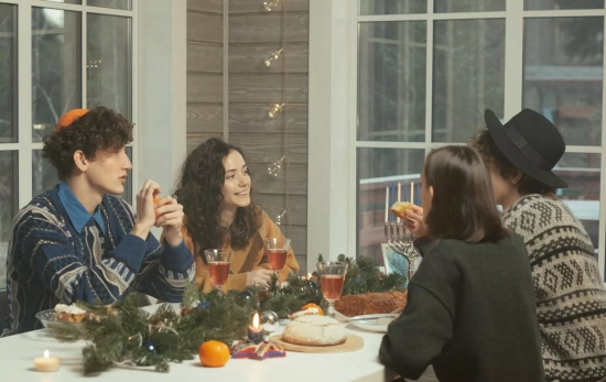'Timeleft' propone encuentros entre seis desconocidos que se reúnen en una mesa a cenar/ PEXELS 'Timeleft' propone encuentros entre seis desconocidos que se reúnen en una mesa a cenar/ PEXELS