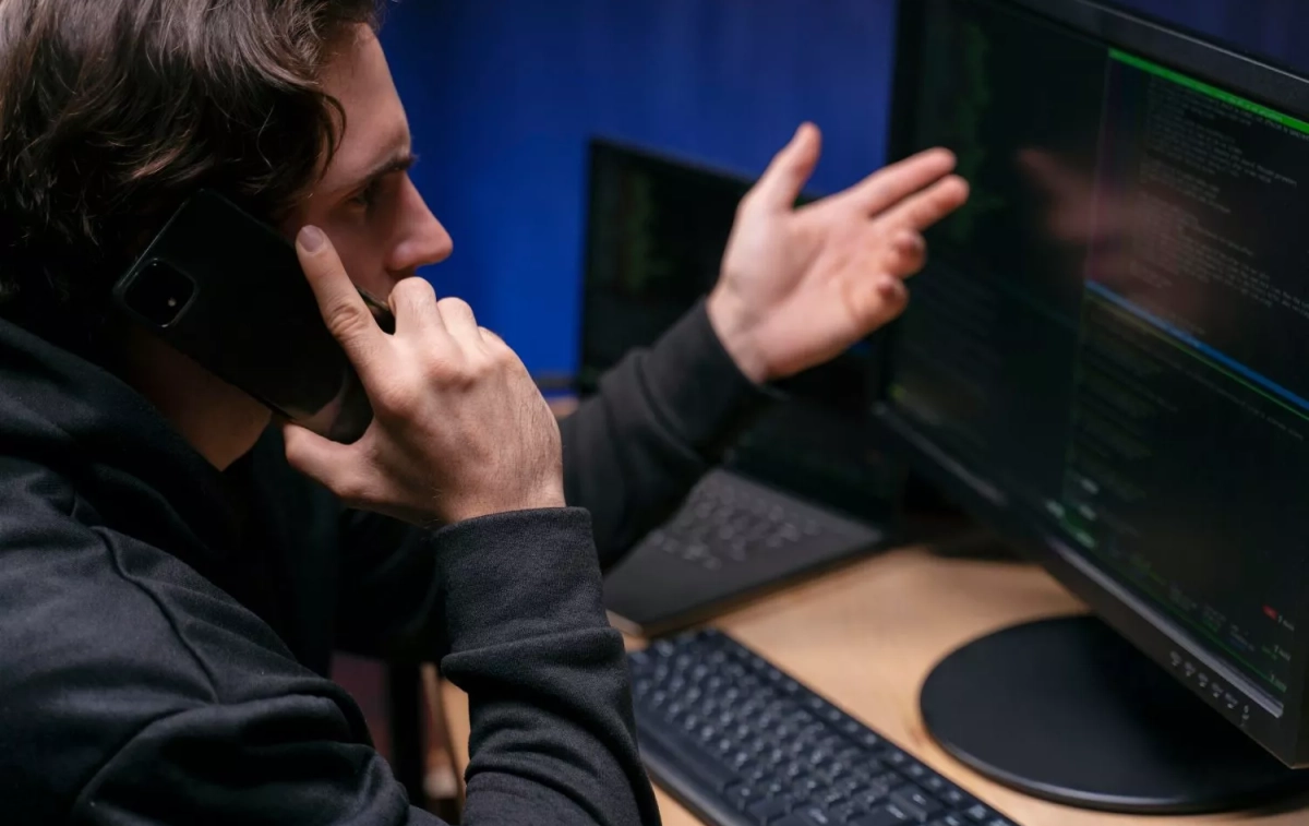 Una persona detecta un malware instalado en su ordenador / FREEPIK Una persona detecta un malware instalado en su ordenador / FREEPIK