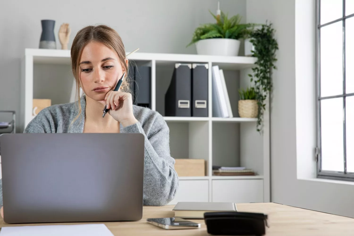 Uma consumidora recebe um email com um link suspeito que se revela ser uma burla online / FREEPIK