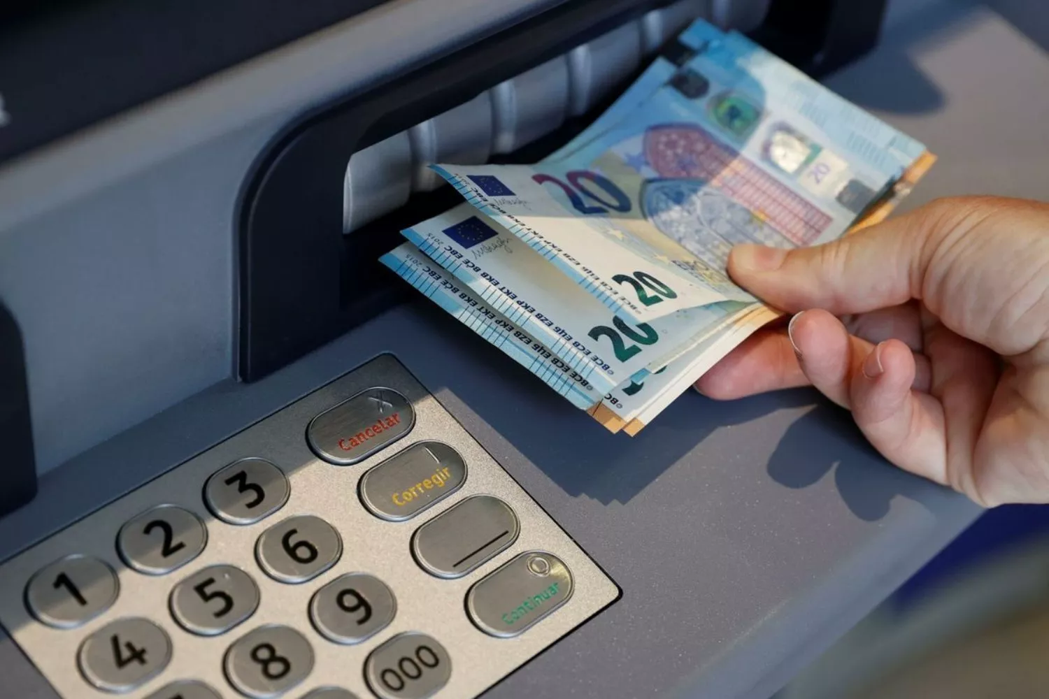 El banco le da a una persona una cantidad de dinero   Emilio Naranjo   EFE
