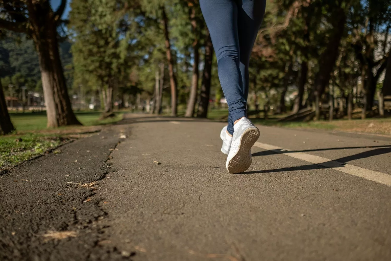 Una persona anda cada día para reducir el riesgo cardiovascular   PEXELS
