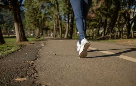 Una persona anda cada día para reducir el riesgo cardiovascular / PEXELS Una persona anda cada día para reducir el riesgo cardiovascular / PEXELS