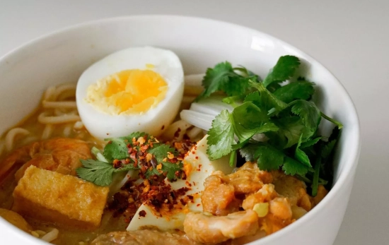 Plato de ramen con huevo/ PEXELS Plato de ramen con huevo/ PEXELS