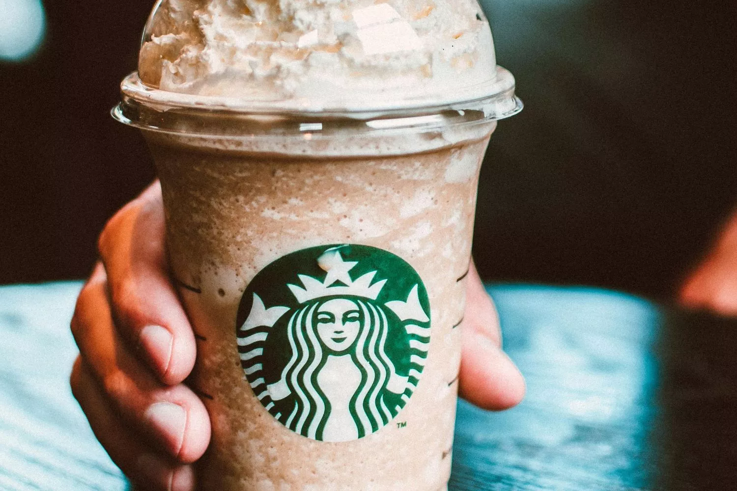 Un café con nata del Starbucks/ PEXELS